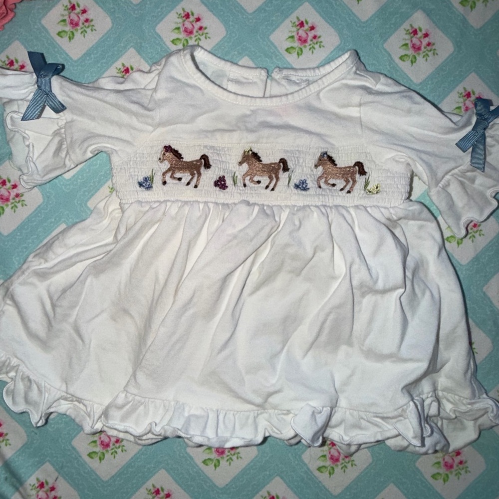 Horse top with bows